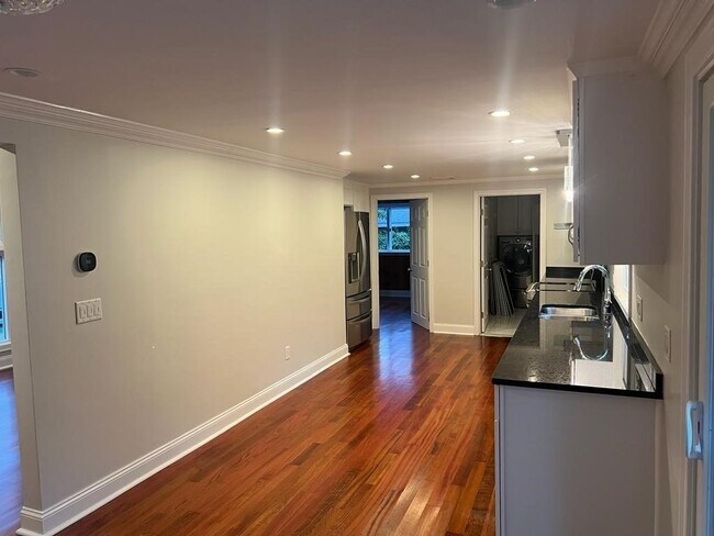 Building Photo - 5 Brookdale Rd