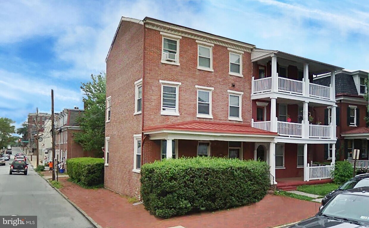 Primary Photo - 131 W Miner St