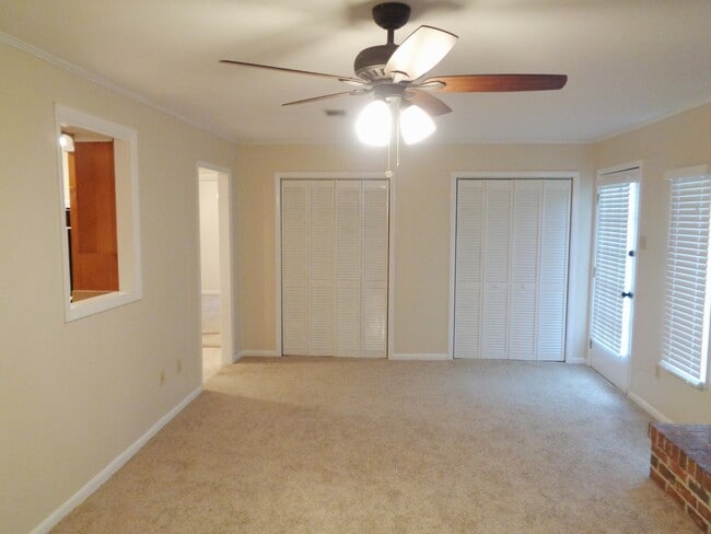 Building Photo - **Available Now** Spacious 3 Bedroom 2 Bath in Savannah!