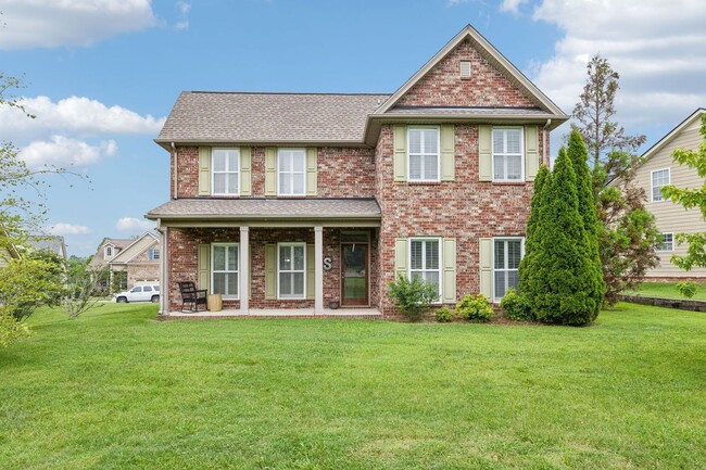 Building Photo - Renovated 3 Bed, 2.5 Bath Home w/ 2 Car Ga...