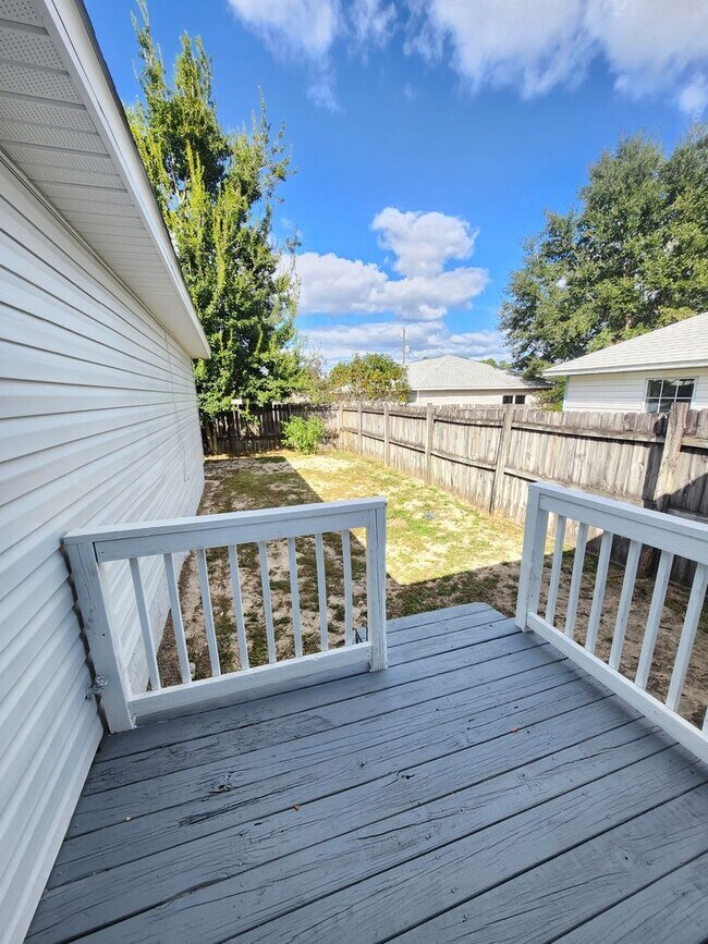 Foto del edificio - 419 Apple Dr Crestview, FL 32536. January ...