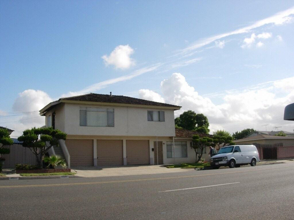 Building Photo - 8532 Fontana St