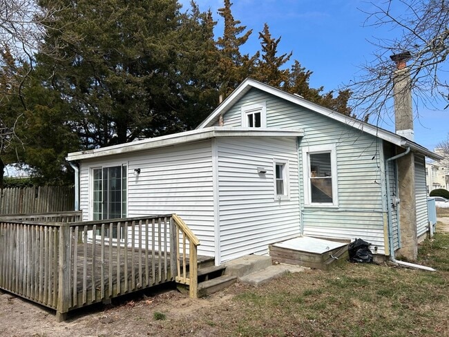 Building Photo - Charming 2 bedroom 1 bathroom, recently renovated single family home