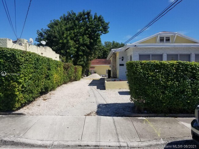 Building Photo - 1137 SW 13th Ct