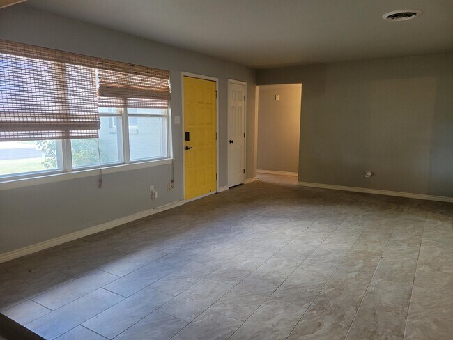 Foto del edificio - 4519 Versailles Dr
