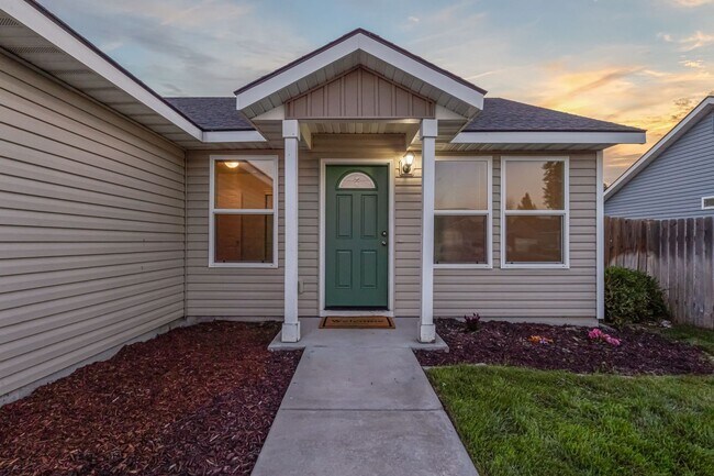 Foto del edificio - 3 Bedroom, 2 Bath, 2-Car Garage with Room ...