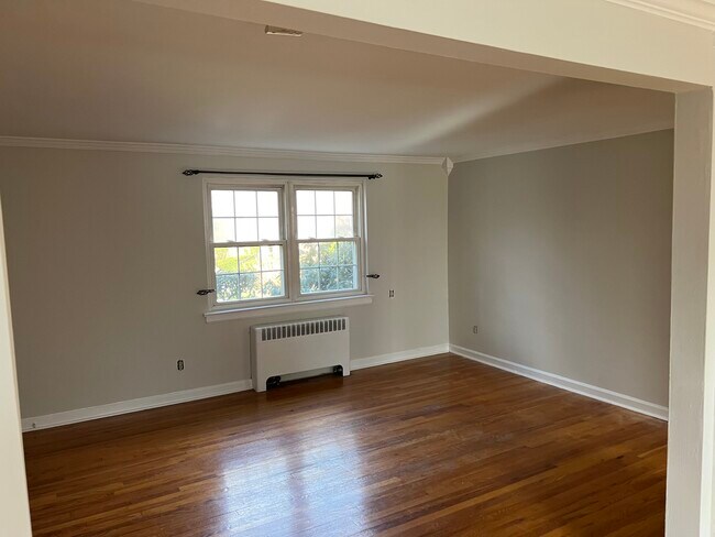 Living room. Recently renovated with recessed lighting and window trim - 100 Huguenot Ave