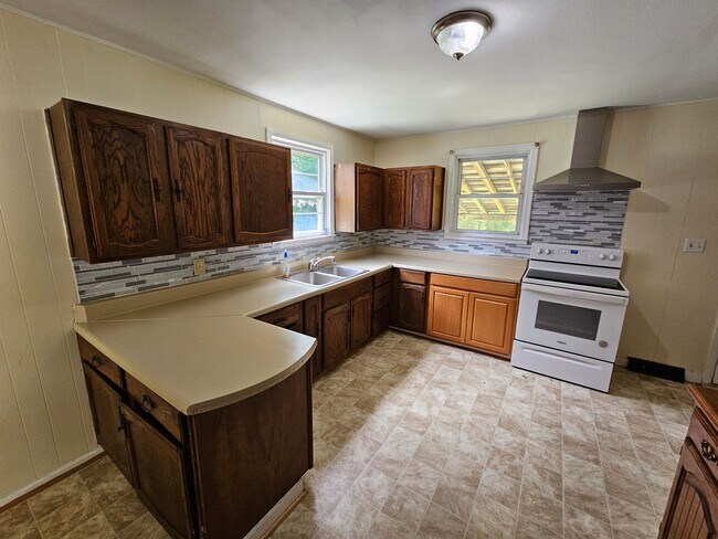 Building Photo - Prince George 4BR/2BA Home, Available Imme...