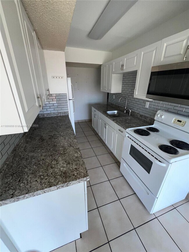 Foto del edificio - 9370 W Flagler St