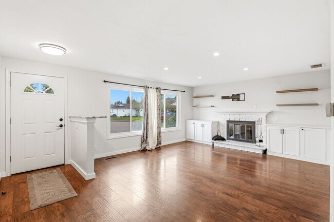 Foto del edificio - Spacious 4-Bedroom Chemawa Park Home with Fireplace, Bonus Room & Large Yard