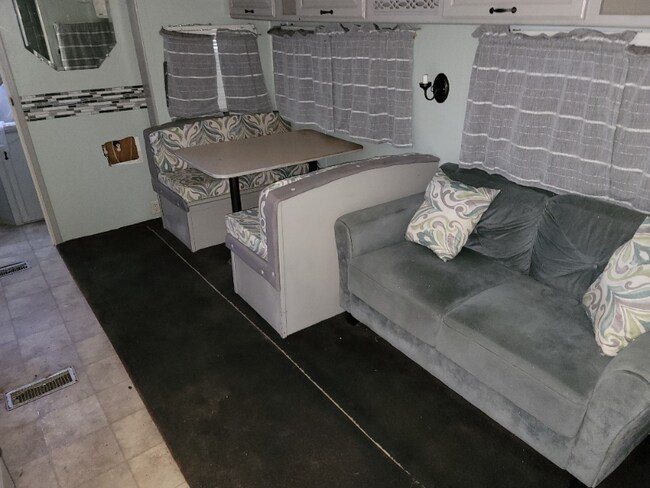 Foto del edificio - 446 Co Rd 90B