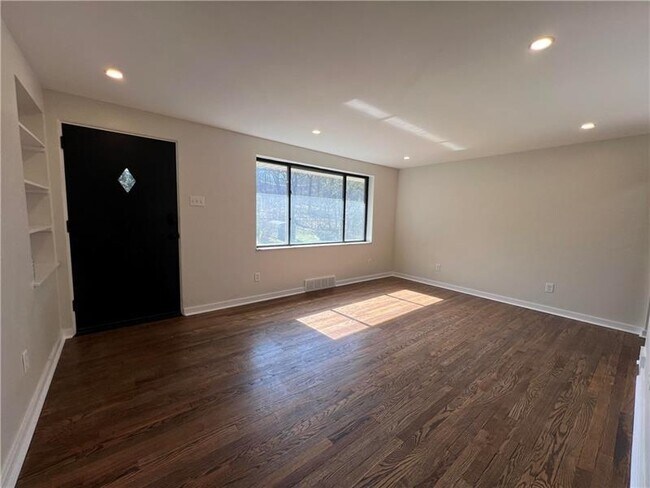 Foto del edificio - 658 Fort Couch Rd