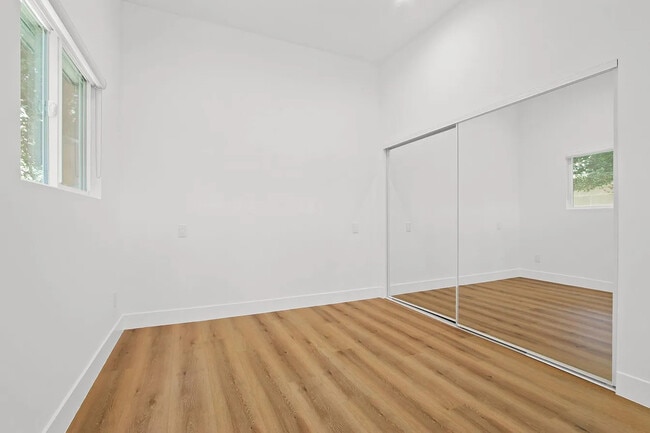 Foto del edificio - 1706 Grismer Ave