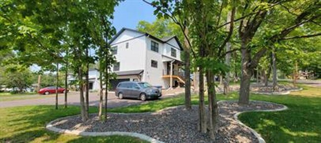 Foto del edificio - 4-Bedroom Home Built In 2022 - Situated Between UMD & St. Scholastica