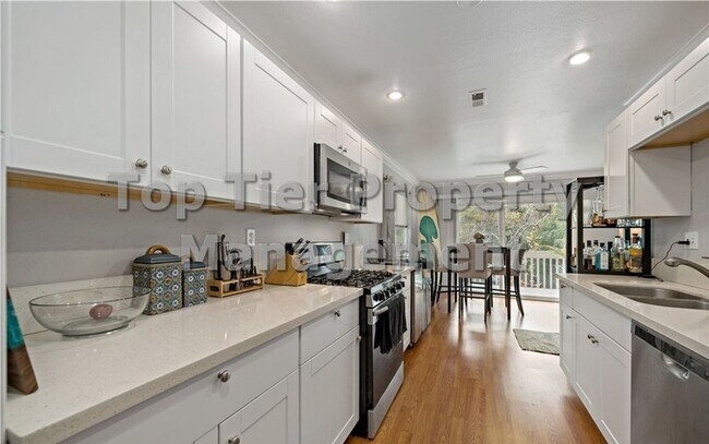 Foto del edificio - Spacious Upgraded 2 bed/ 2.5 bath Condo wi...