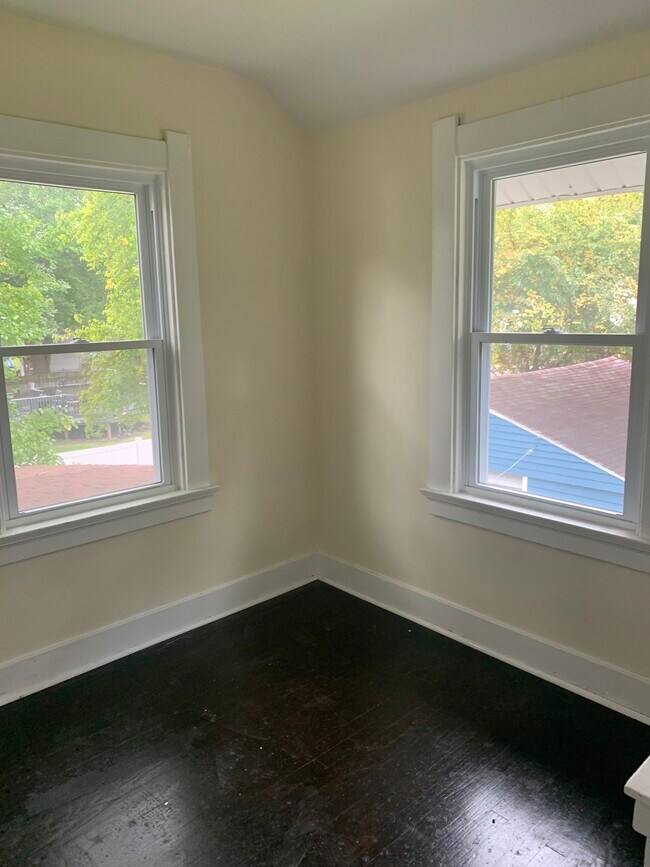 Building Photo - 1009 Underwood Ave