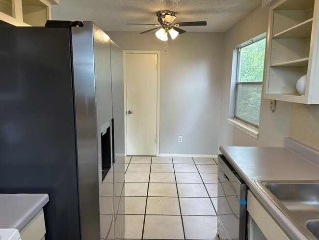 Building Photo - 5004 Weidemar Ln. Apt. B