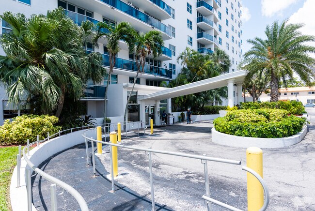 Foto del edificio - 7501 E Treasure Dr