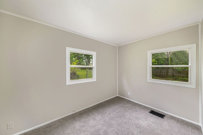 Building Photo - Cute Remodeled Two Bedroom 1 Bathroom Bung...