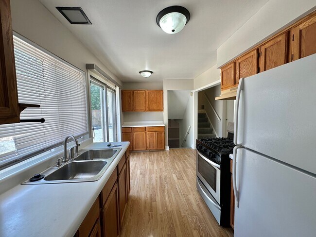 Building Photo - 220 Hampdon Ct