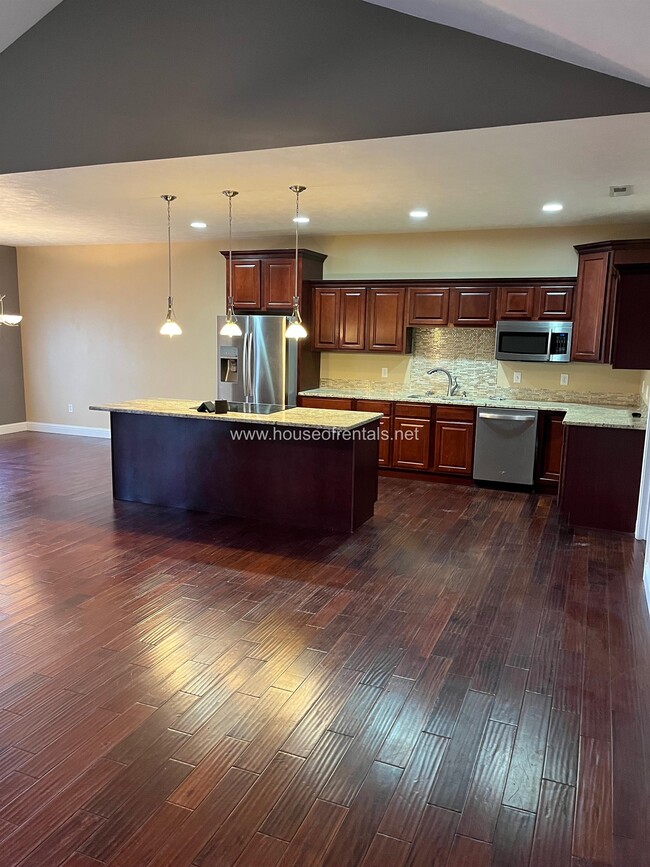 Building Photo - 305 S McVicker Dr