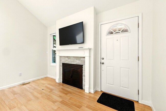 Foto del edificio - Gorgeous 3 Bed 2.5 Bath Townhome in Little...