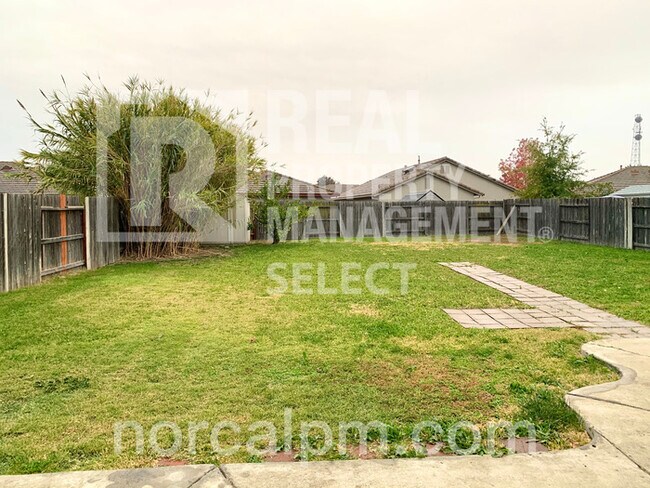 Building Photo - 4 Bed Home Waiting For You!