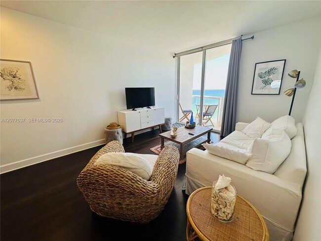 Foto del edificio - 6365 Collins Ave