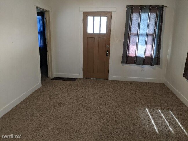 Building Photo - 3 br, 1 bath House - 2408 Davenport Ave