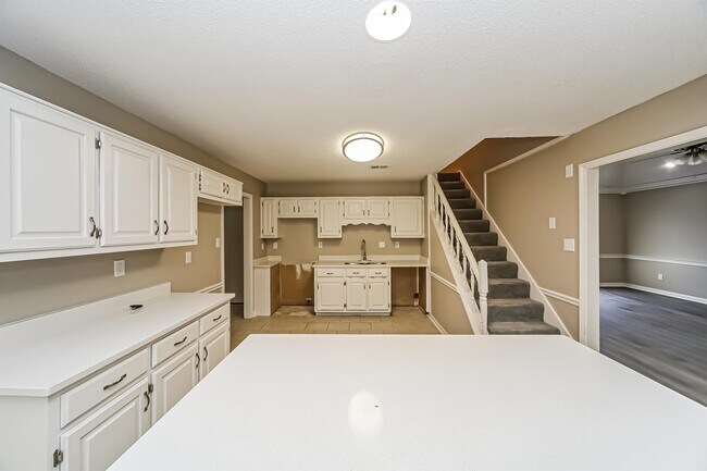 Foto del edificio - 6750 Lake Point Cir