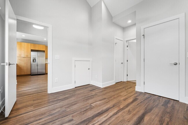 Foto del edificio - Modern and welcoming 3 bed 2.5 bath downtown retreat with second story balcony.