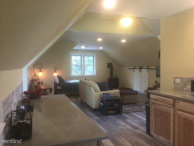 Building Photo - 35555 SW Silverado Dr