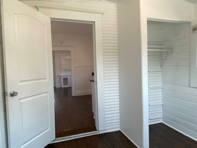 Foto del edificio - Two Bed, One Bath Apartment Located Downtown