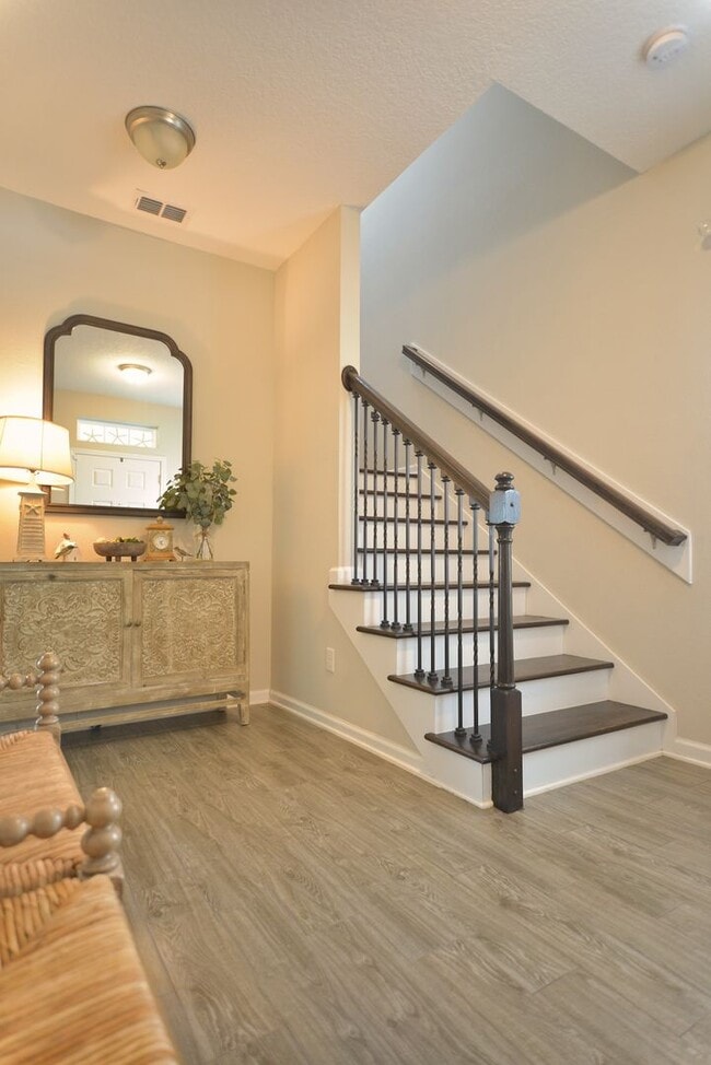 Foto del edificio - Beautiful Pond-Front Home Near Amelia Concourse