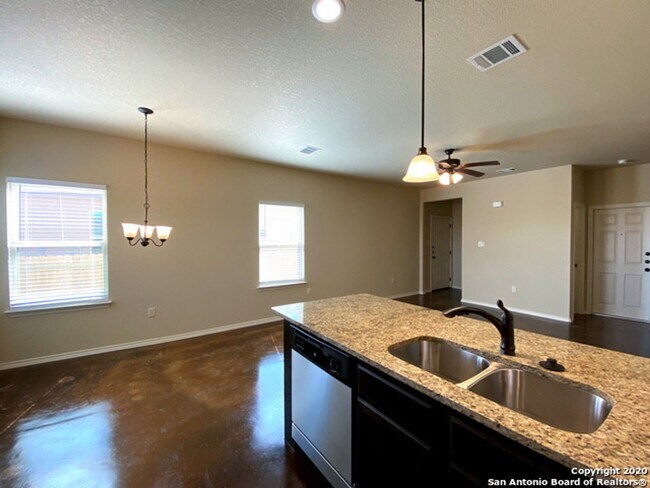 Building Photo - Come Home to Comfort & Style in Seguin, TX!