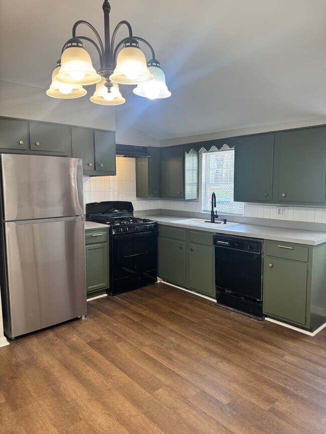 Foto del edificio - Charming Highlands Home | Sunroom, Off-Street Parking