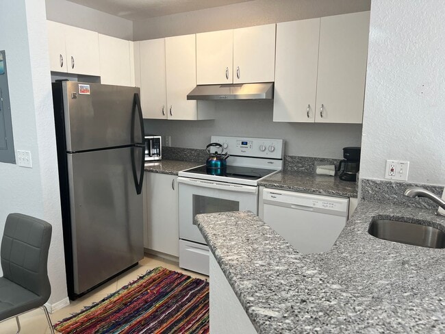 Foto del edificio - Annual Turnkey Ground floor Furnished Condo in downtown Sarasota