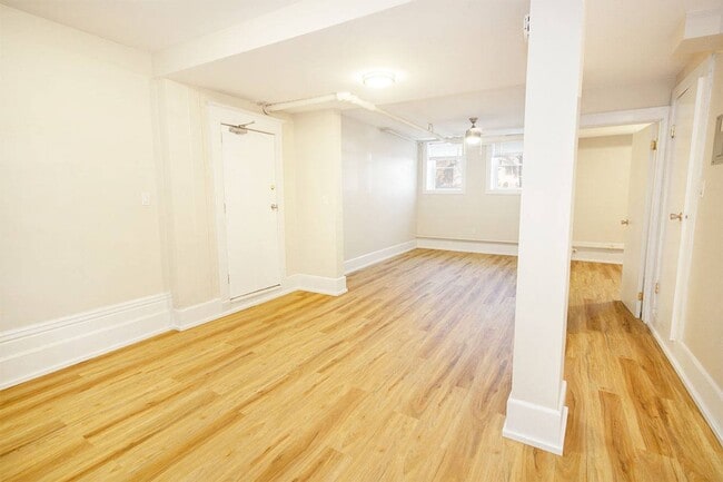1BDR - Salon - 980 Wolseley Apartment