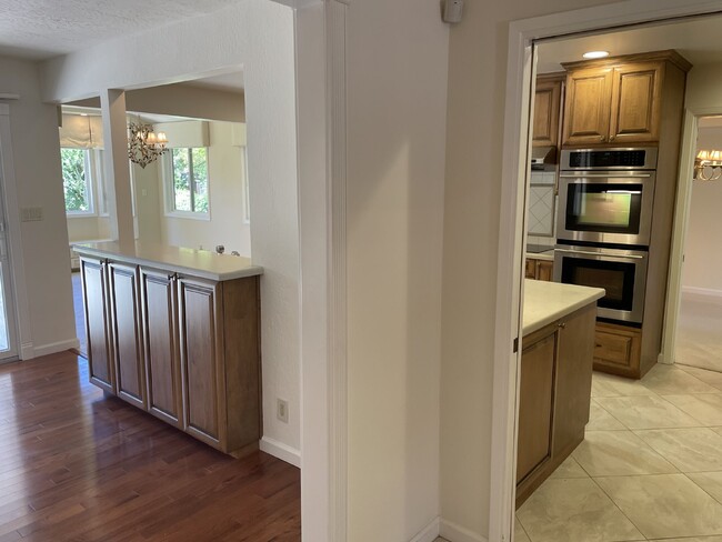 Building Photo - "Beautiful 6-Bedroom Retreat with modern a...