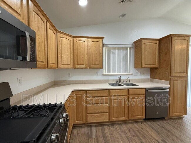 Foto del edificio - 1720 Central Ave