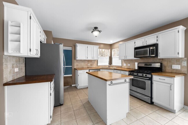 Foto del edificio - Aurora Four Bedroom Home with Fenced Yard in Oakhurst