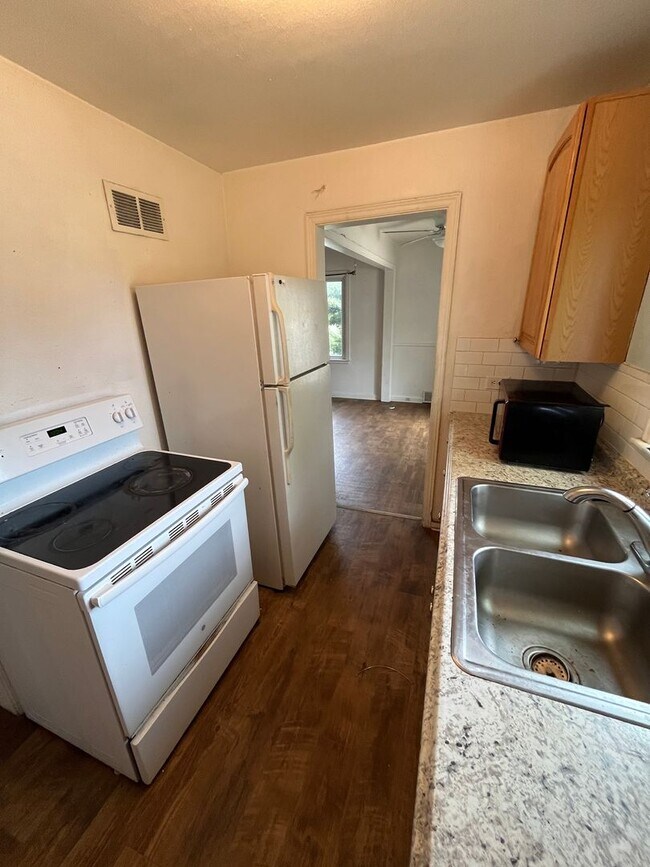 Foto del edificio - 3 Bedroom 1 Bathroom Ranch in East Denver!