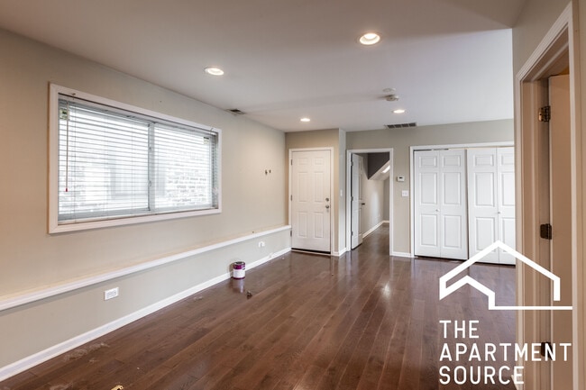 Building Photo - 1530 N Greenview Ave