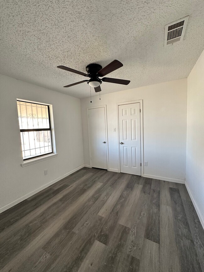 Foto del edificio - 302 E 18th St