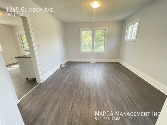 Photo du bâtiment - RENOVATED SPACIOUS 3 BED/1.5 BATH HOUSE IN EAST WINDSOR! + UTILITIES!