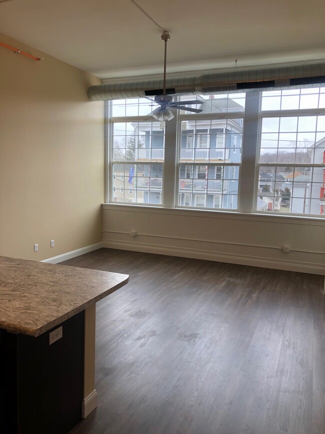 Building Photo - 65 5th Ave