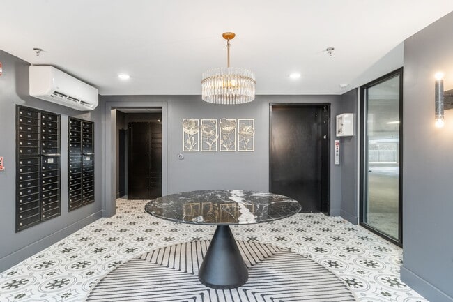 Foto del edificio - 6604 Ridge Ave