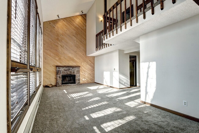 Building Photo - Unique, Rustic, and Spacious Living! Walk ...