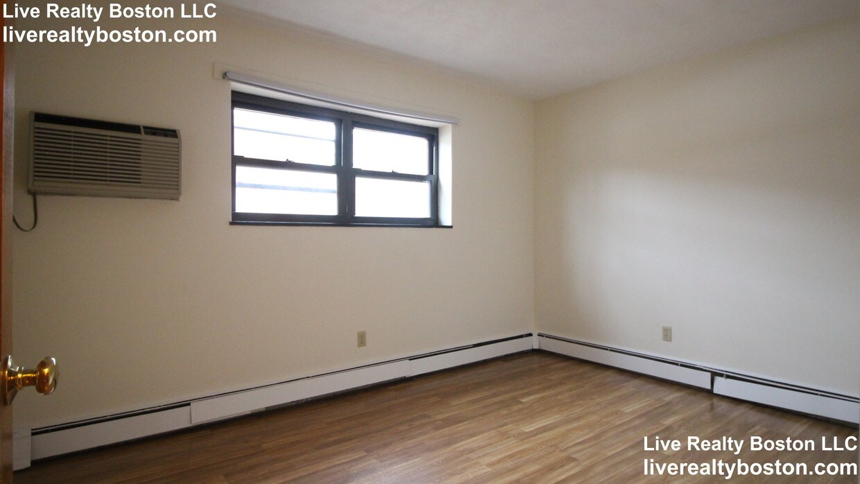 Primary Photo - 290 Grove St