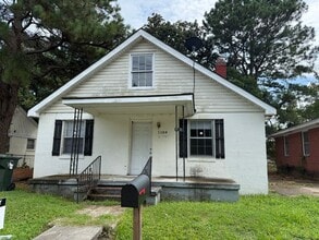 Building Photo - 1104 Elvie St S